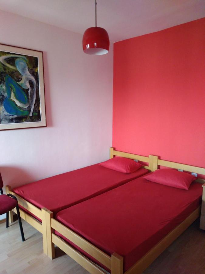 Skopje City Center Red Apartment Buitenkant foto