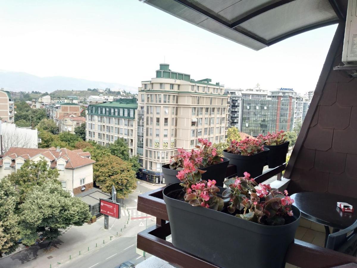 Skopje City Center Red Apartment Buitenkant foto
