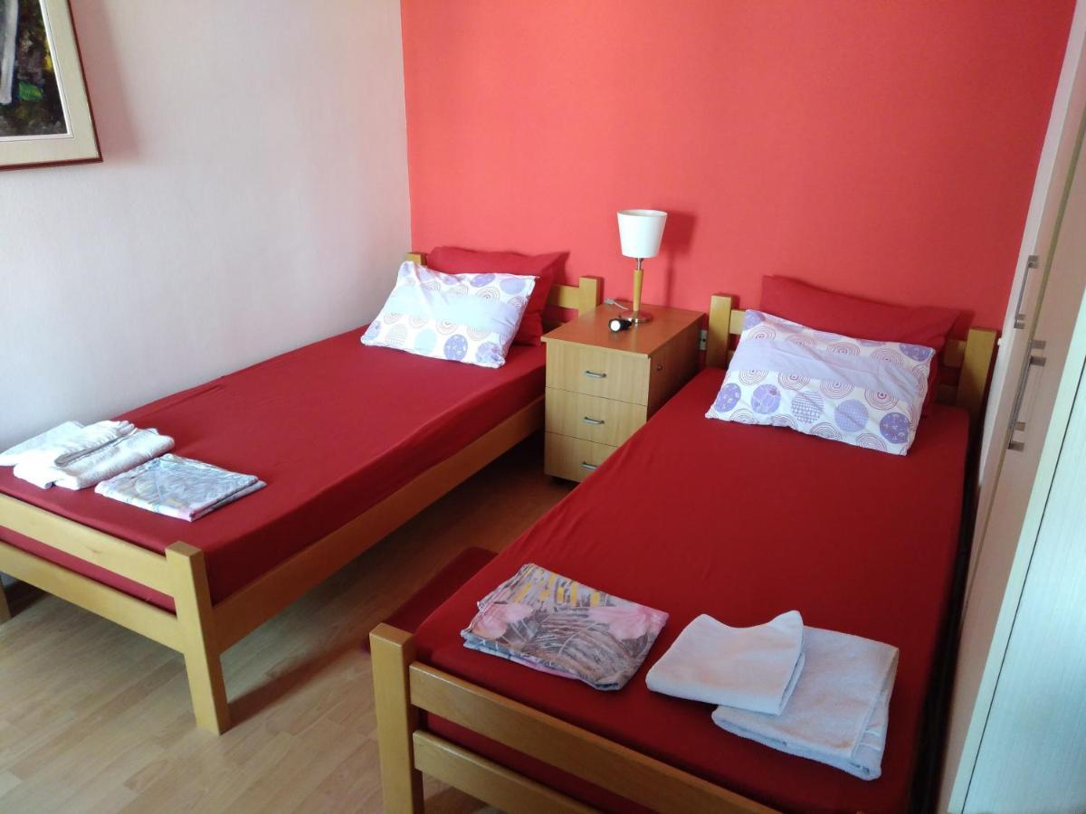 Skopje City Center Red Apartment Buitenkant foto