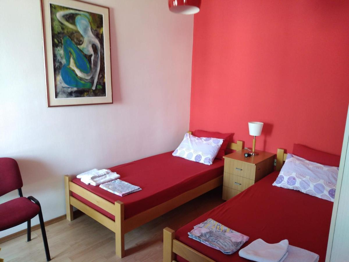 Skopje City Center Red Apartment Buitenkant foto