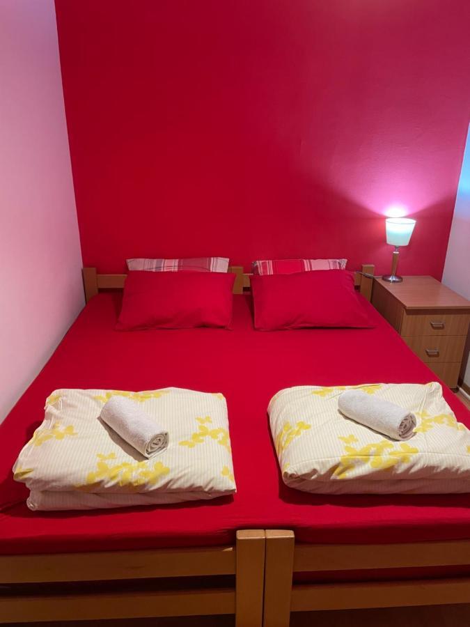 Skopje City Center Red Apartment Buitenkant foto